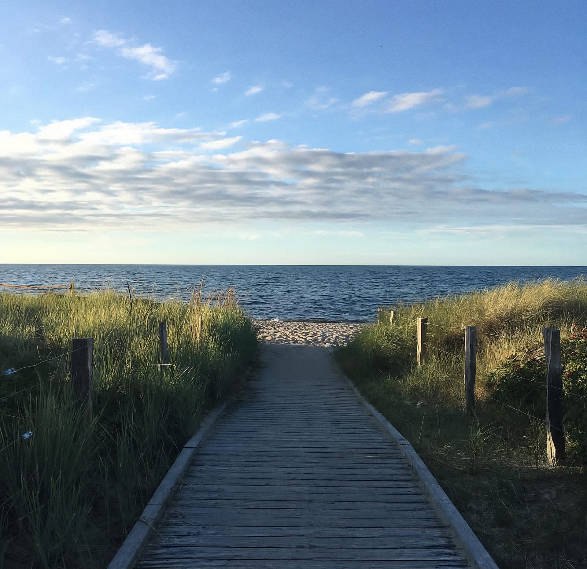 Bræddesti gennem klitten, med vandet for enden