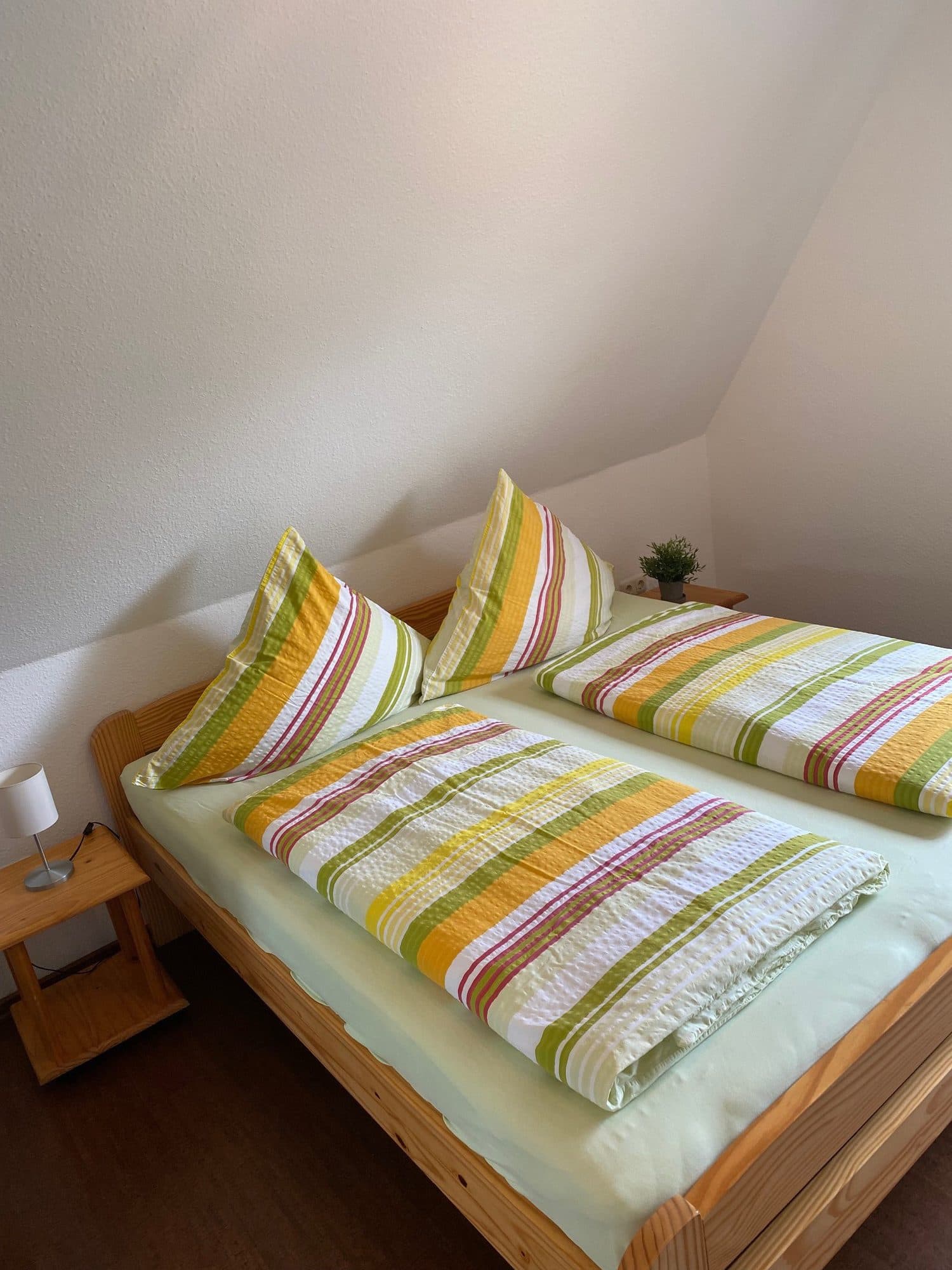 Doppelbett unter der Dachschräge