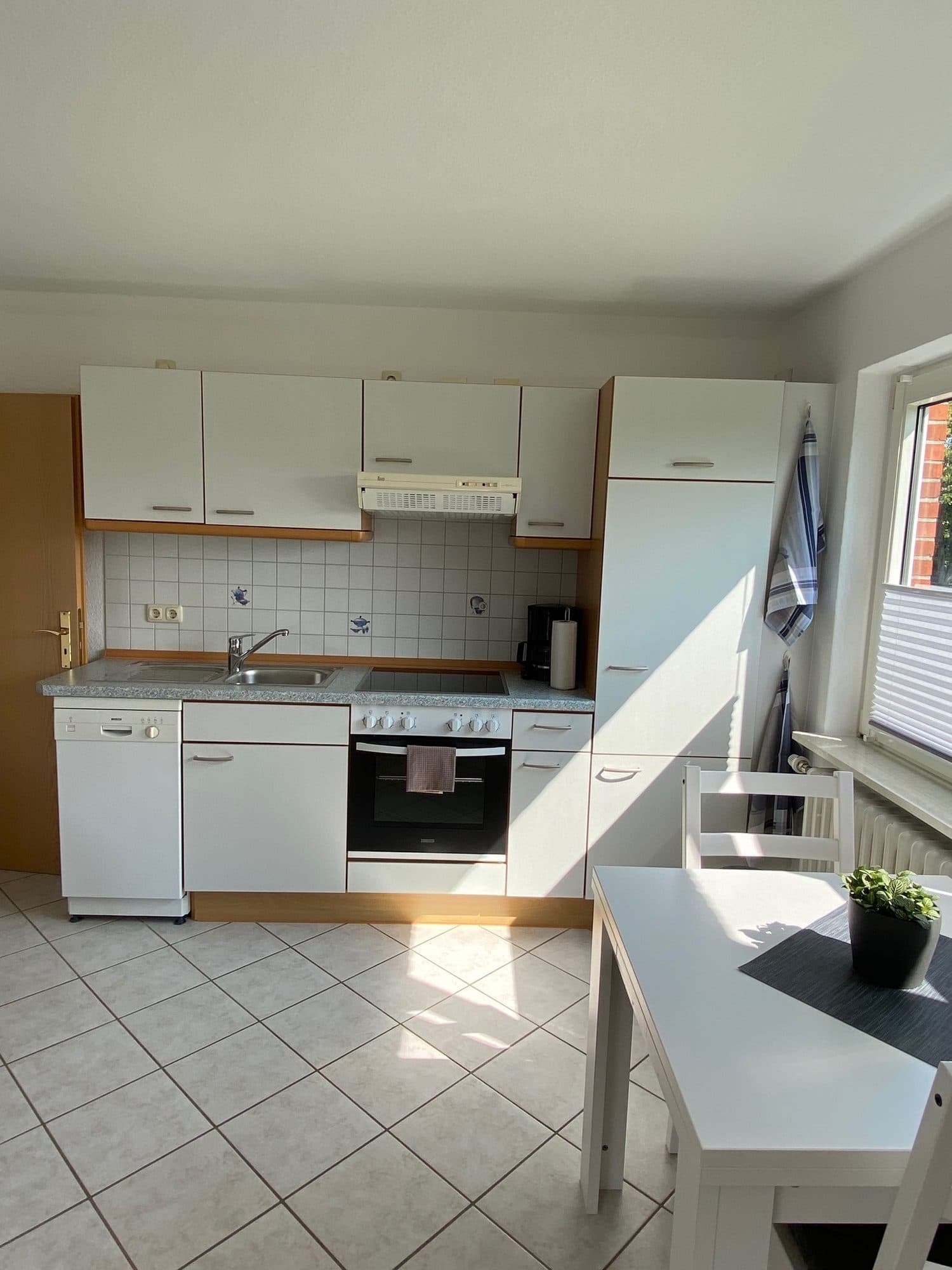 Küchenzeile mit Backofen, Geschirrspüler und Arbeitsfläche