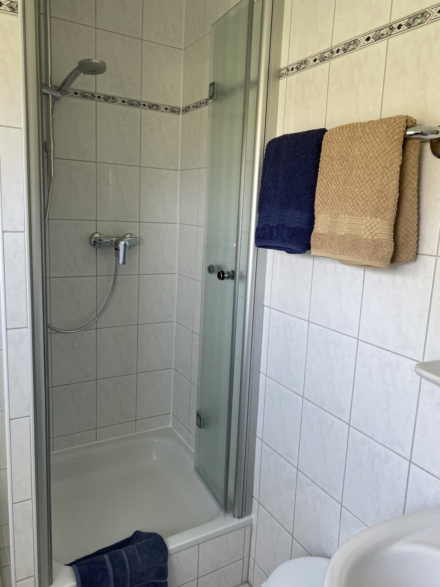 Dusche mit Handtuchhalter