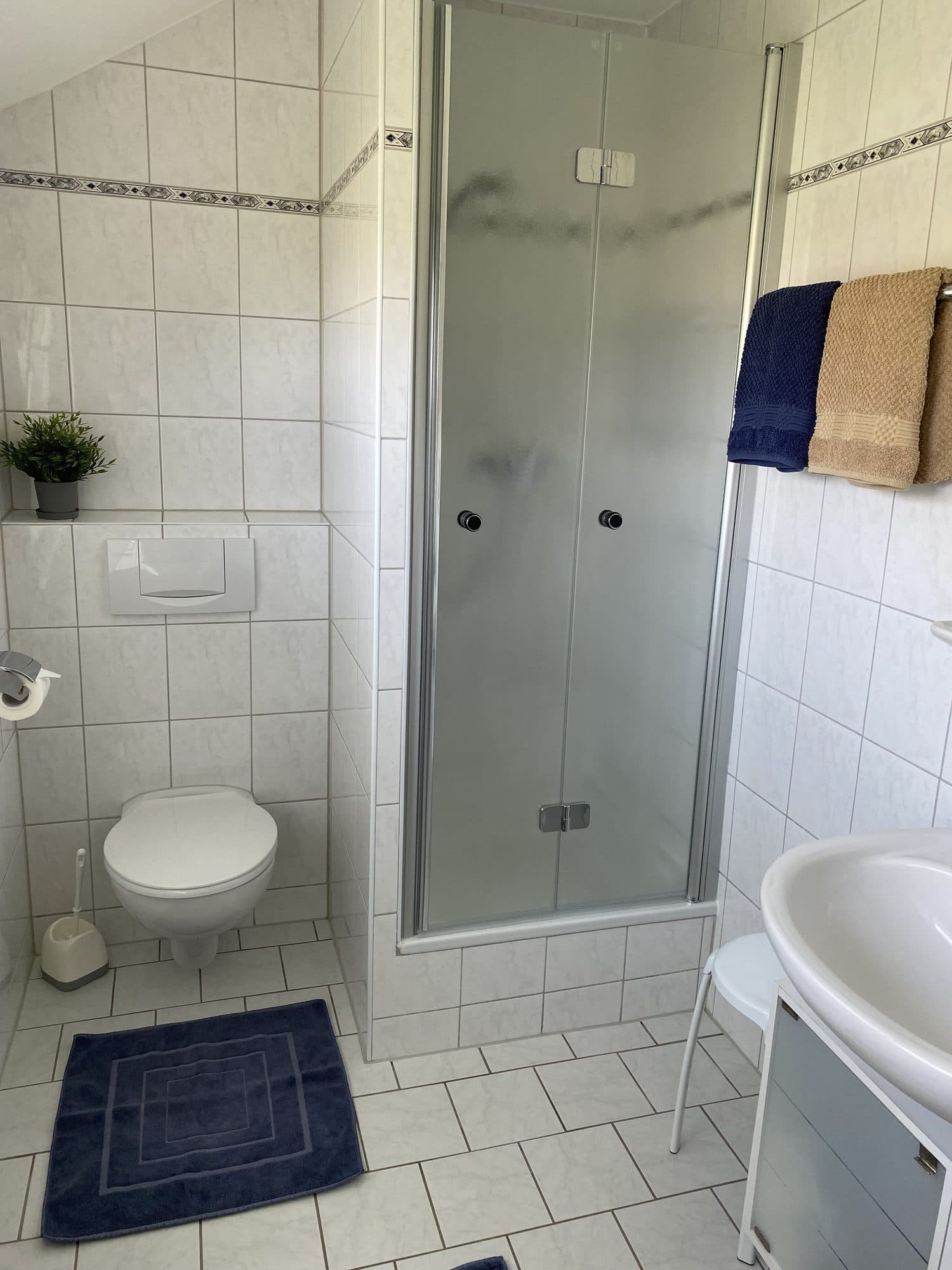 Bad mit Dusche, WC und Badewanne