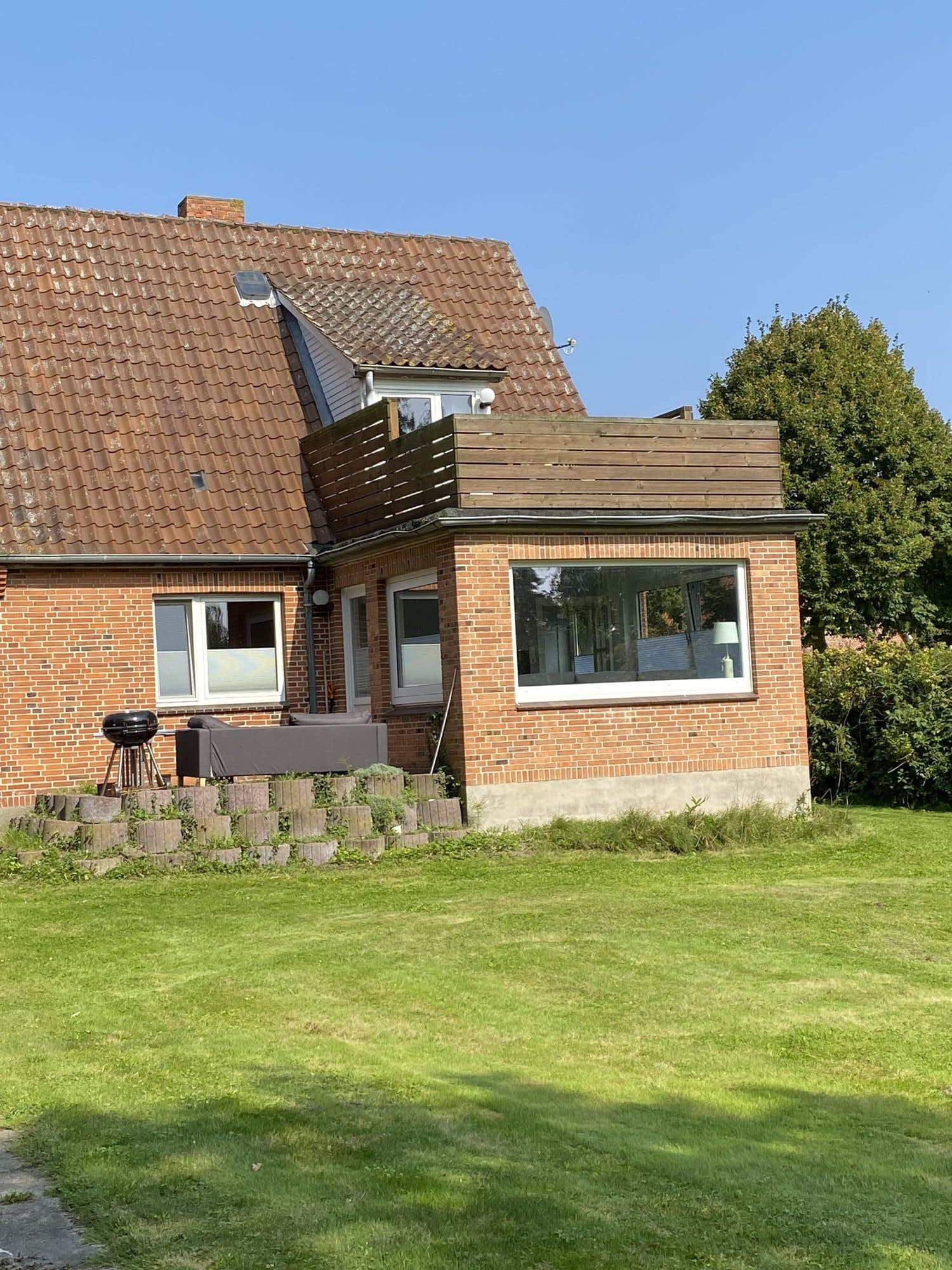 Das Haus in Riepsdorf von der Gartenseite, Klinkerbau mit Rasenfläche davor