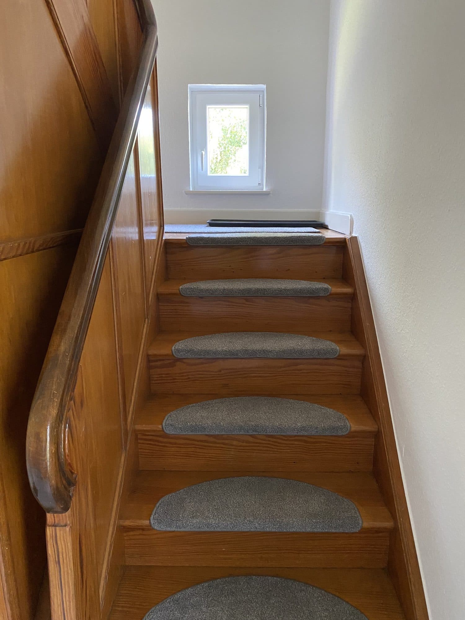 Treppe zur Wohnung mit Fenster im Treppenhaus