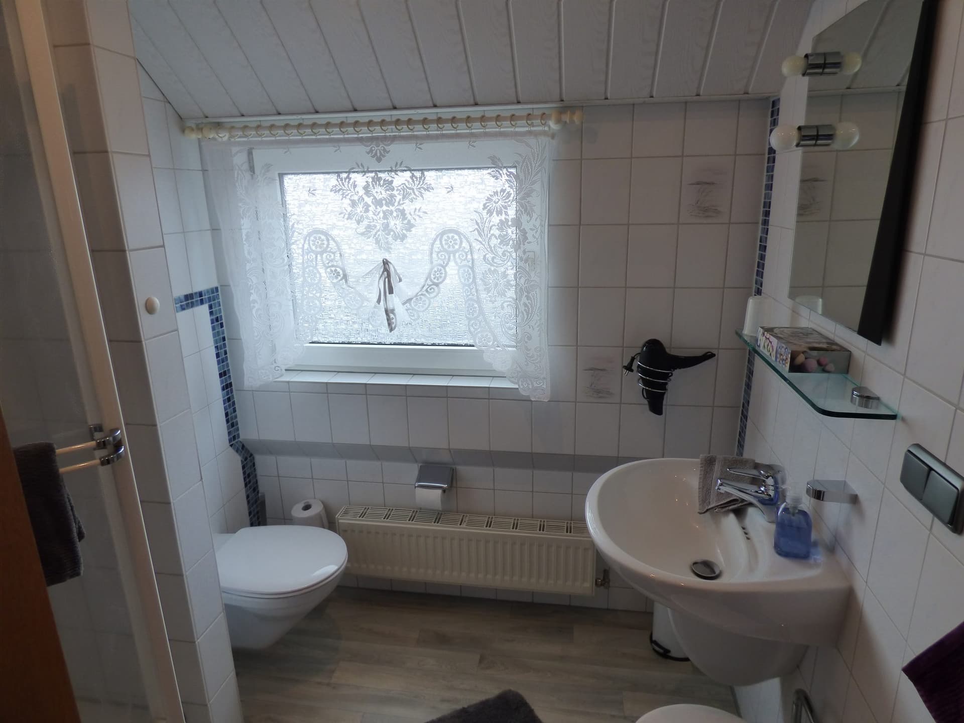 Bad mit WC, Waschbecken und Fenster