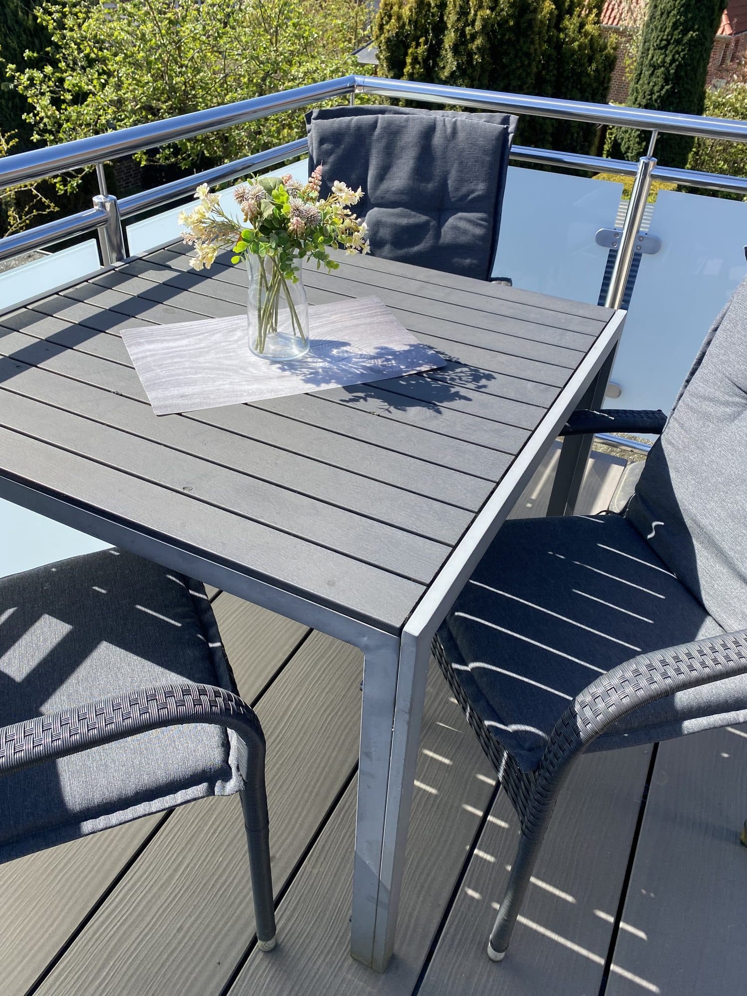 Dækket bord på tagterrassen ved Lejlighed 1