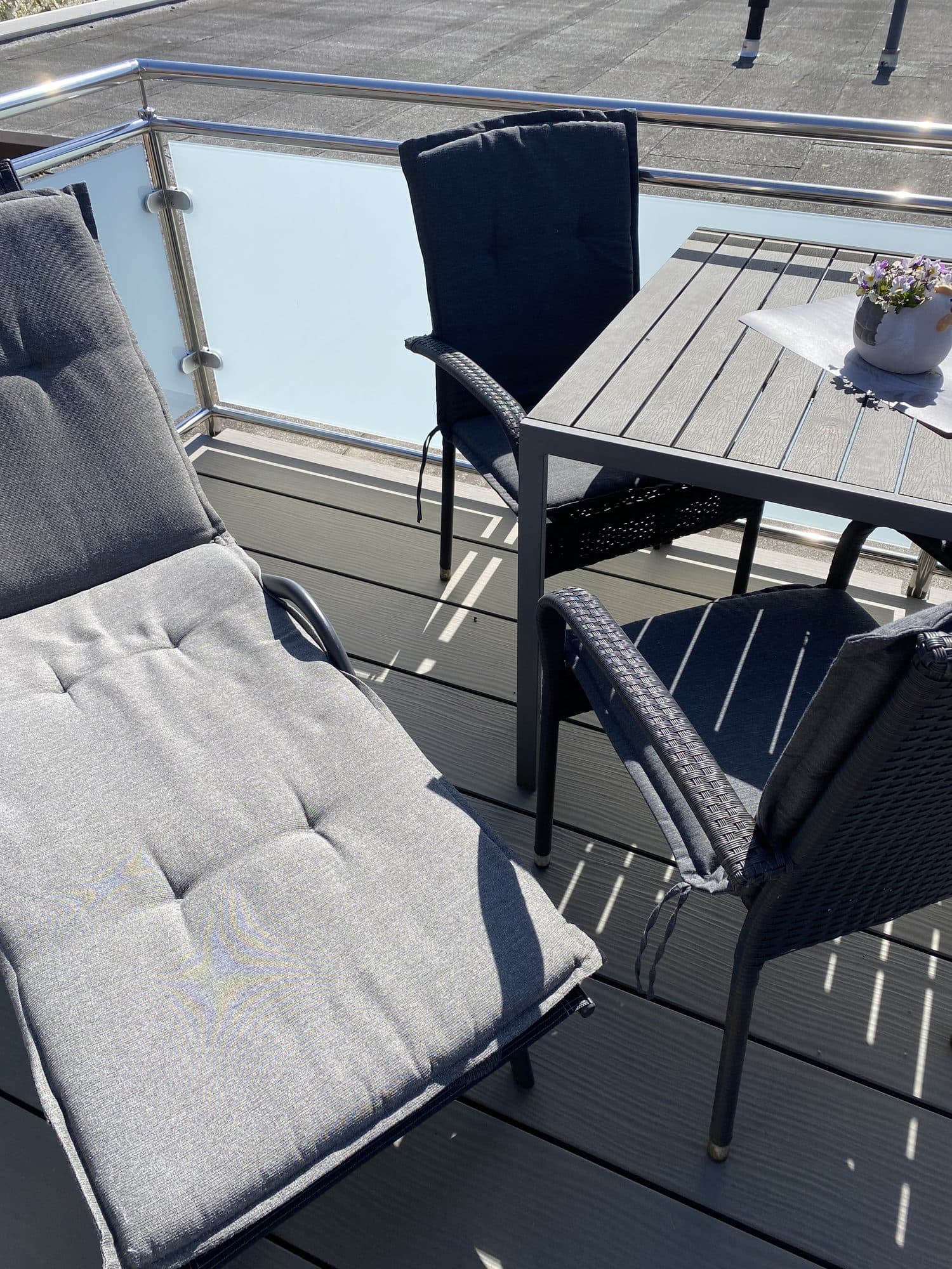 Dachterrasse mit Stühlen, Sitzauflagen und Blick ins Grüne