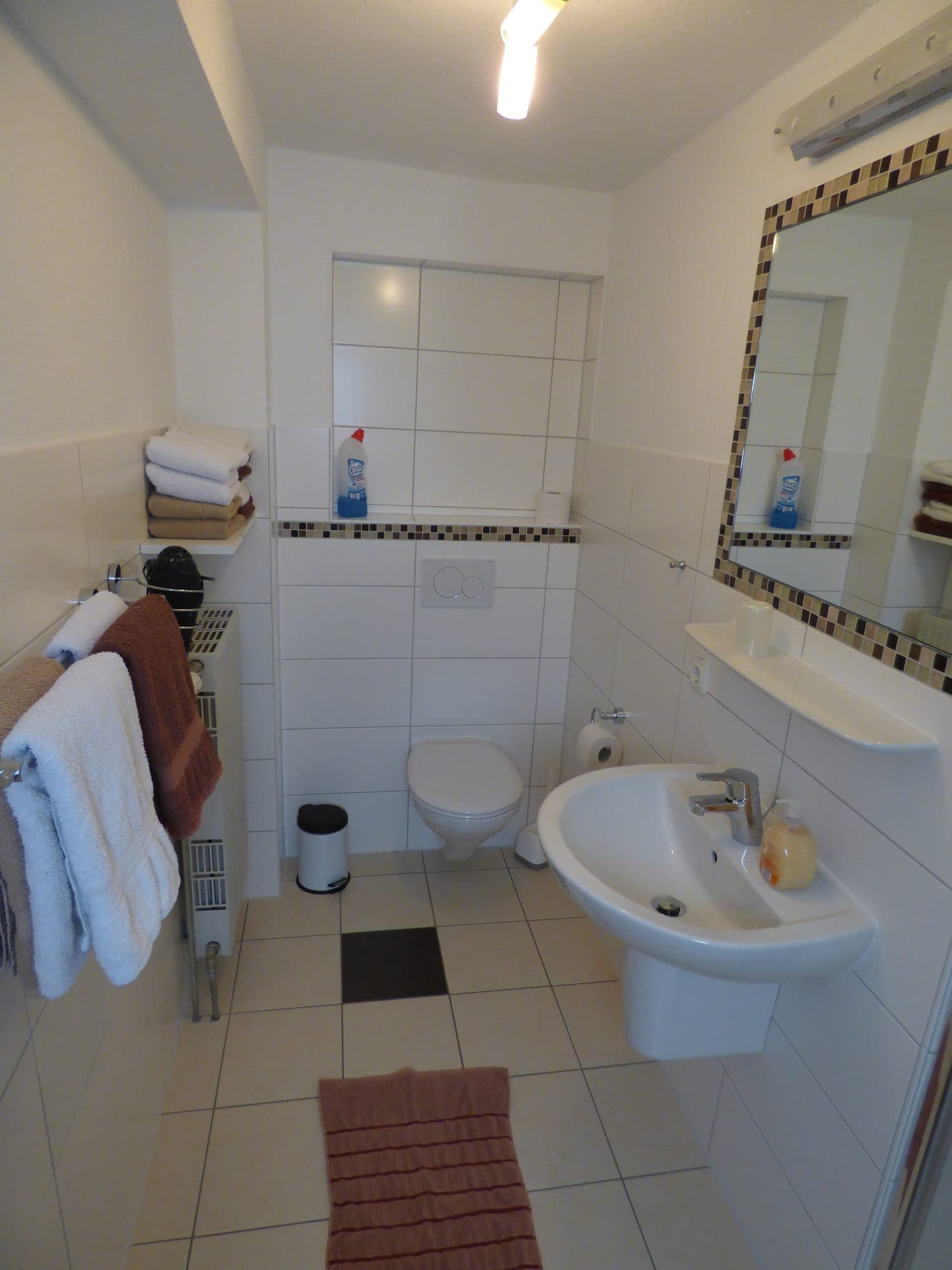 Bad mit WC, Waschbecken und Spiegel