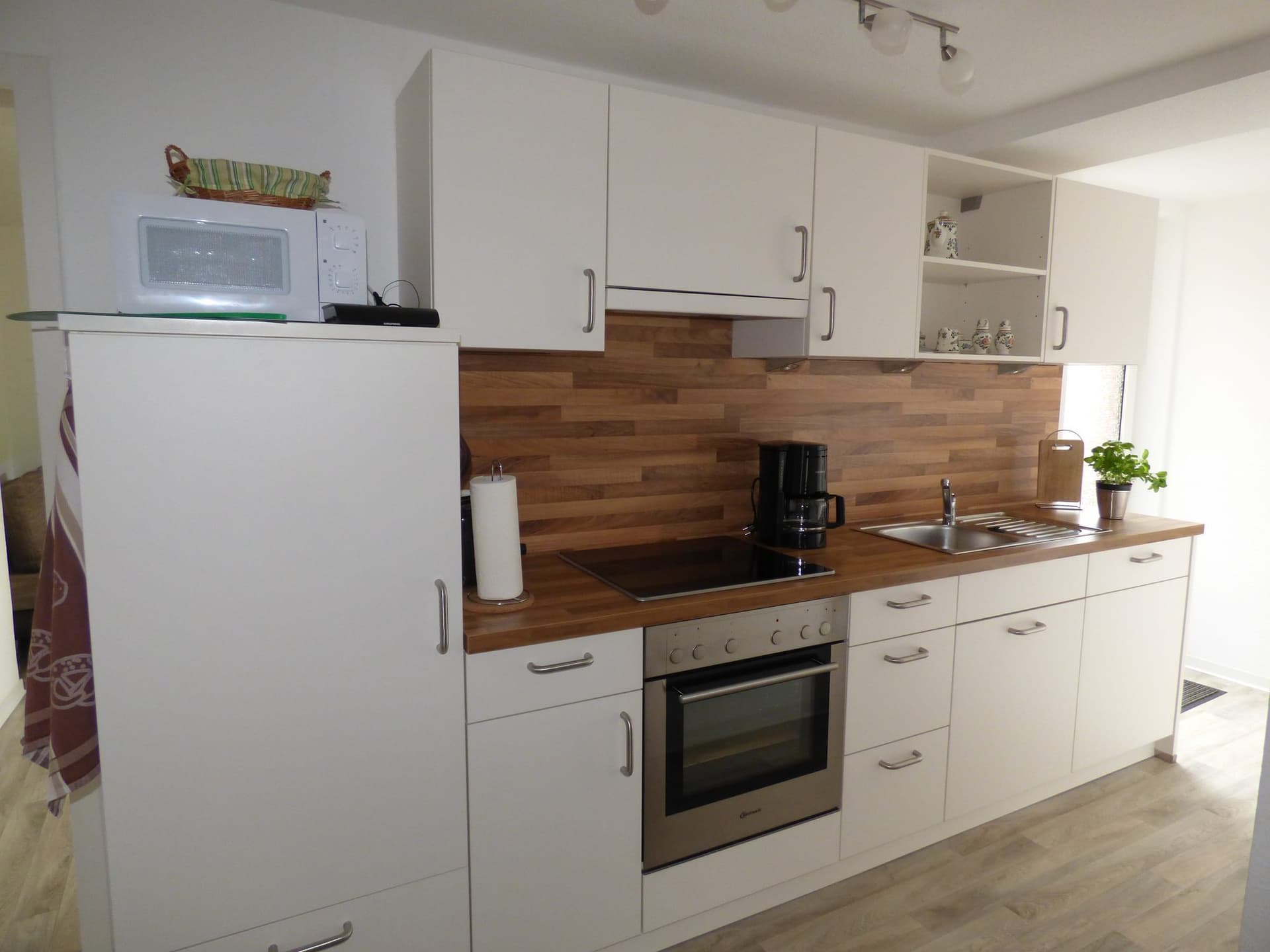 Küche mit Backofen, Mikrowelle und Kühlschrank