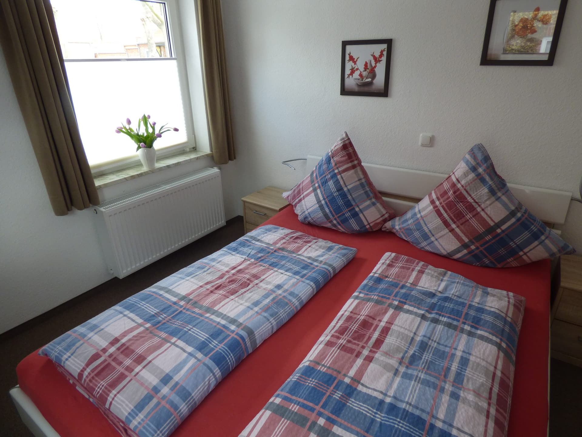 Doppelbett im zweiten Schlafzimmer am Fenster