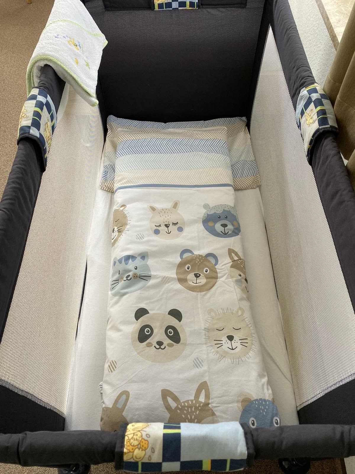 Reisebett mit Kinderbettwäsche