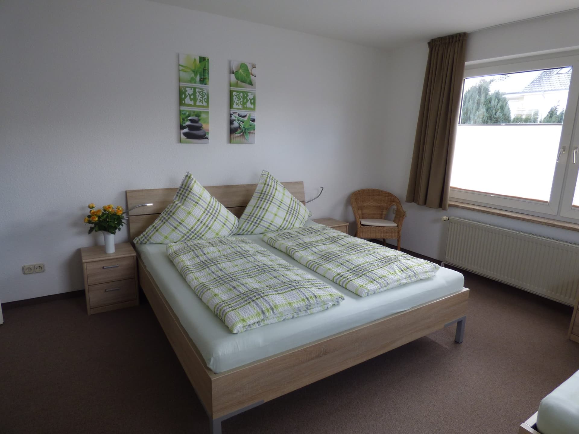 Schlafzimmer mit Doppelbett, Kleiderschrank und Sessel